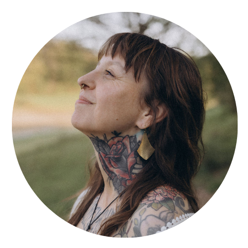 Porträt von Angelina Katharina Petersen in Leipzig, von der Seite, nach oben blickend, verbunden mit Natur im Hintergrund