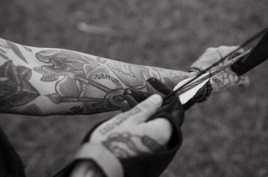 Angelina Katharina Petersen legt Pfeil in den Bogen, Tattoo Demut sichtbar – innere Ruhe und Achtsamkeit Leipzig