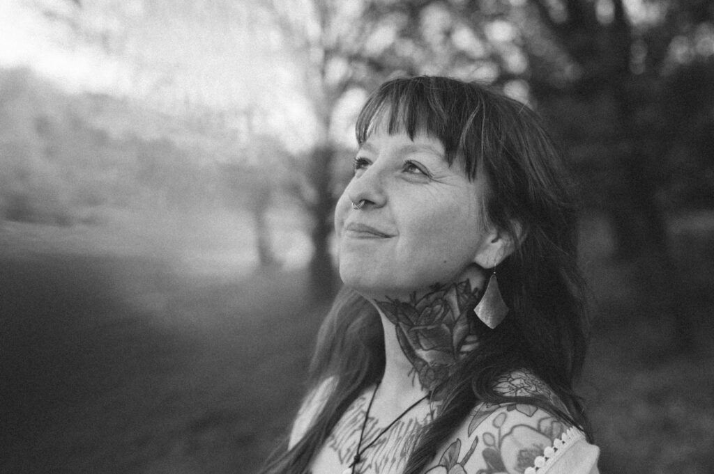 Angelina Katharina Petersen schaut lächelnd in den Himmel, Natur und Zuversicht – innere Unruhe loswerden Leipzig, Klarheit finden